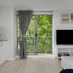 \'The Crows Nest\' Spacious Studio With Balcony